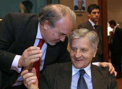 Solbes saluda al presidente del BCE, Jean Claude Trichet, durante la reunión en Bruselas del Ecofin.