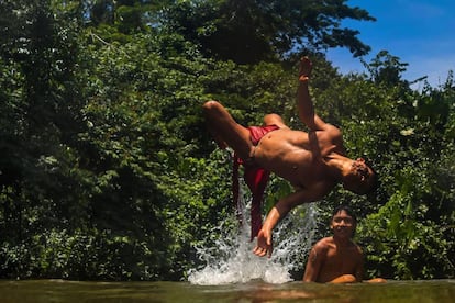 Dos indígenas waiapi se divierten en un río de la reserva en el estado de Amapa (Brasil).