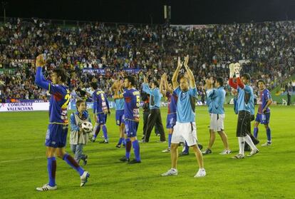 Los jugadores del Levante aplauden a la afición, tras el partido ante el Real Zaragoza en 2011. 