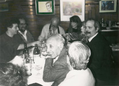 Al fondo, Ferlinghetti firmaba un ejemplar de su obra en el Café Gijón. A la derecha, el editor Eugenio Suárez-Galbán y a la izquierda Andrés García Madrid y Raúl García Bravo, en 1991. / JAMES DENZA