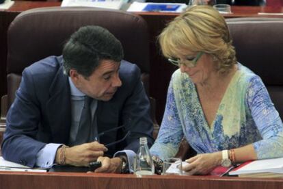 La presidenta de la Comunidad de Madrid, Esperanza Aguirre, conversa con el vicepresidente, Ignacio González, durante el pleno de la Asamblea de Madrid.