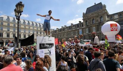 Manifestación de los 'intermitentes' hoy en el patio central del Louvre.