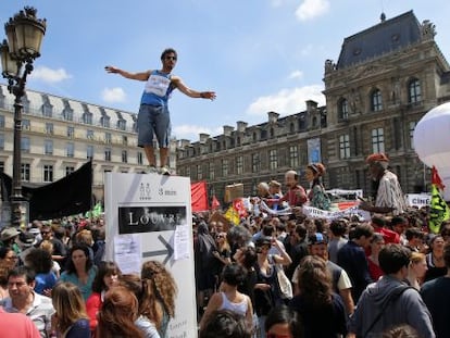 Manifestaci&oacute;n de los &#039;intermitentes&#039; hoy en el patio central del Louvre.