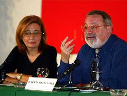 Fernando Savater, junto a la profesora Josefina Junquera, durante su conferencia de ayer en Jerez.