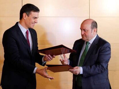 l presidente del Gobierno en funciones, Pedro Sánchez (i), y el presidente del PNV, Andoni Ortuzar (d), durante la firma del acuerdo por el que los nacionalistas vascos votarán a favor de la investidura de Sánchez, este lunes en el Congreso.