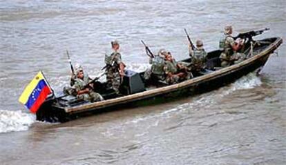 Una patrullera venezolana navega por el río Arauca, frontera entre Colombia y Venezuela.