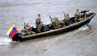 Una patrullera venezolana navega por el río Arauca, frontera entre Colombia y Venezuela.