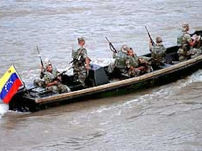 Una patrullera venezolana navega por el río Arauca, frontera entre Colombia y Venezuela.