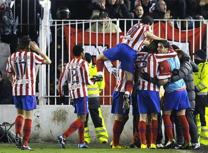 El Atlético se mete en la última ronda de la Copa tras doblegar al Racing también en su casa