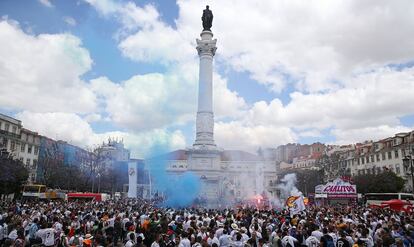 Vista de la plaza del Rocio, con los hinchas del Real Madrid.