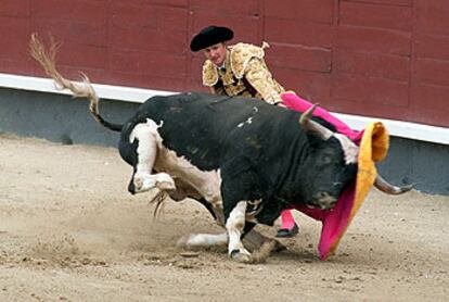 El diestro José Luis Moreno, en la corrida de ayer en Las Ventas.