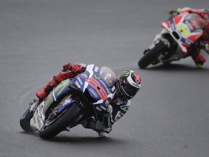 Lorenzo y Iannone, durante la carrera.
