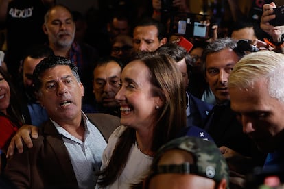 Victoria Villarruel, candidata a la vicepresidencia con Milei, saluda a seguidores al conocer la tendencia a favor de su partido.