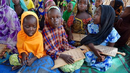 Niñas desplazadas por el conflicto de Boko Haram en una escuela coránica de Maroua.