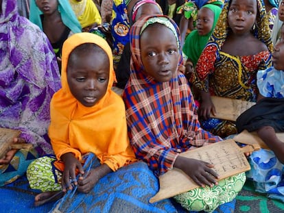 Niñas desplazadas por el conflicto de Boko Haram en una escuela coránica de Maroua.