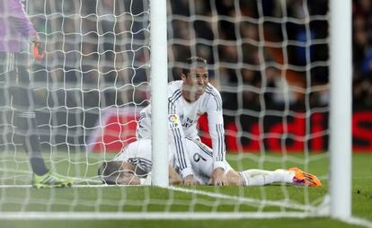 Cristiano se lamenta junto a Benzema de una ocasión fallada.
