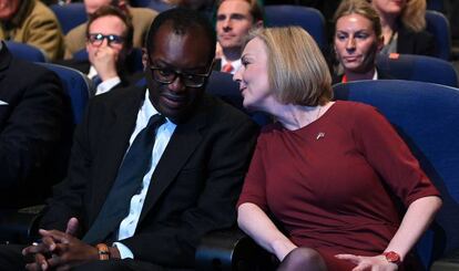 El ministro británico de Economía, Kwasi Kwarteng y la primera ministra, Liz Truss.
 