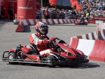 Raikkonen, esta semana, conduce un kart en un evento promocional en Helsinki.