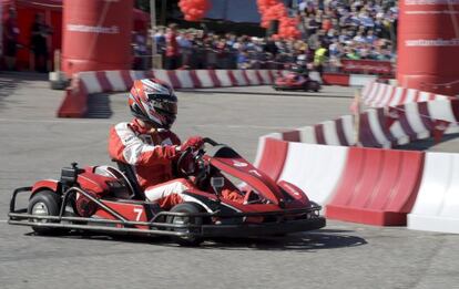 Raikkonen, esta semana, conduce un kart en un evento promocional en Helsinki.