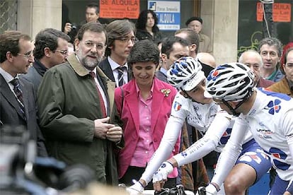 Mariano Rajoy y María San Gil, en Vitoria tras cortar la cinta que dio la salida a la Vuelta al País Vasco.