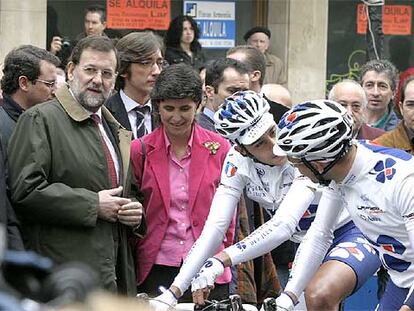 Mariano Rajoy y María San Gil, en Vitoria tras cortar la cinta que dio la salida a la Vuelta al País Vasco.