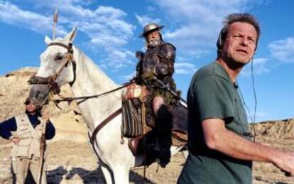 El actor Jean Rochefort era Don Quijote, pero tuvo dos hernias discales y debió abandonar el rodaje. Aquí aparece con el director Terry Gilliam en el documental 'Lost in La Mancha'.
