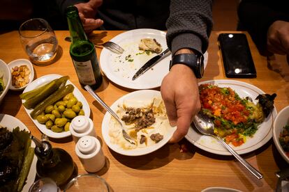 Faddy Fadoul disfruta de una cena con amigos en un restaurante de Beirut. En la imagen, comida tradicional libanesa.