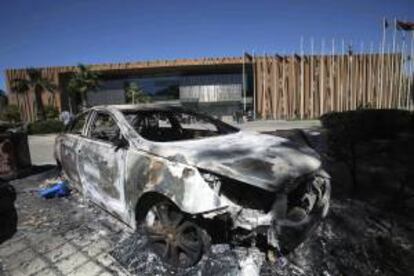 Un coche permanece quemado en las inmediaciones del Congreso Nacional, durante unas protestas, en Trpoli (Libia). EFE/Arhcivo