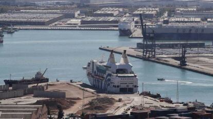 El Crucero Rapshody amarrado en el puerto de Barcelona.