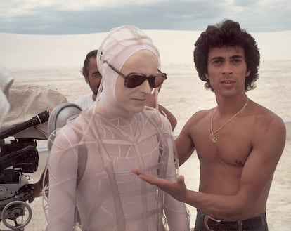 Bowie and Geoff MacCormack on the set of the sci-fi film 'The Man Who Fell to Earth' (1976).