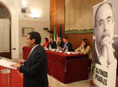 El periodista Augusto Delkader interviene, ayer, en el acto en el Parlamento.