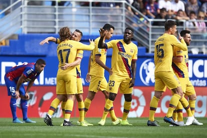 Los jugadores del Barcelona felicitan a Griezmann por su gol en Eibar.