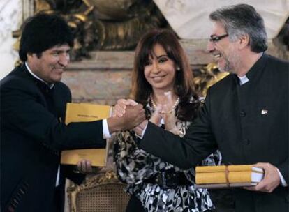 Los presidentes paraguayo y boliviano se saludan luego de recibir la memoria final de los límites entre ambos países de manos de la mandataria argentina Fernández de Kirchner