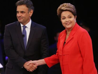 A&eacute;cio Neves e Dilma Rousseff se cumprimentam. 