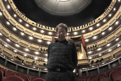 El compositor estadounidense de música minimalista Philip Glass posa en el patio de butacas del Teatro Real.