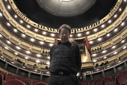 El compositor estadounidense de m&uacute;sica minimalista Philip Glass posa en el patio de butacas del Teatro Real.