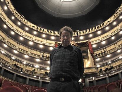 El compositor estadounidense de m&uacute;sica minimalista Philip Glass posa en el patio de butacas del Teatro Real.