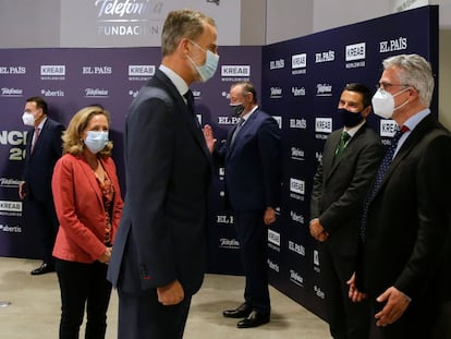 El Rey Felipe VI conversa con el director de EL PAÍS, Javier Moreno, ante la ministra de Economía, Nadia Calviño, a su llegada al Foro Tendencias 2021.