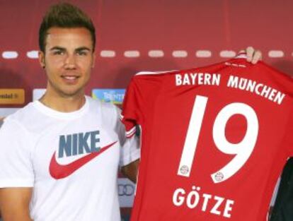 Götze posa con su nuevo dorsal.