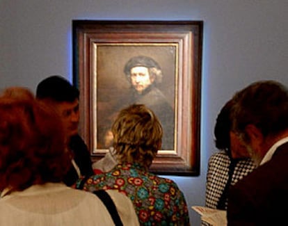 Unos visitantes contemplan un autorretrato de Rembrandt.