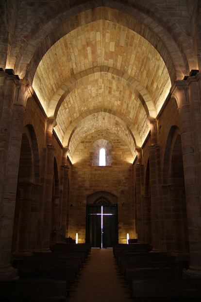 La iglesia de Santa María de Mave (Palencia) ha recobrado su portada tras una excavación arqueológica. El edificio se había hundido con el paso del tiempo. La foto muestra un detalle del interior.