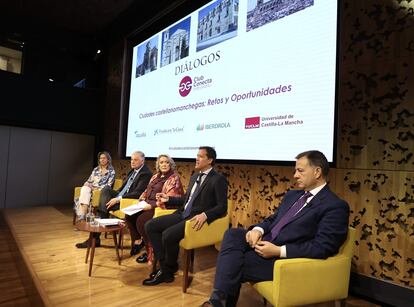 De izda a dcha, la alcaldesa de Guadalajara, Ana Guarinos, el alcalde de Ciudad Real, Francisco Cañizares, la presidenta del Club Conecta, Esther Esteban, el alcalde de Toledo, Carlos Velázquez, y el alcalde de Albacete, Manuel Serrano, en un acto del Club Conecta.