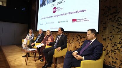 De izda a dcha, la alcaldesa de Guadalajara, Ana Guarinos, el alcalde de Ciudad Real, Francisco Cañizares, la presidenta del Club Conecta, Esther Esteban, el alcalde de Toledo, Carlos Velázquez, y el alcalde de Albacete, Manuel Serrano, en un acto del Club Conecta.