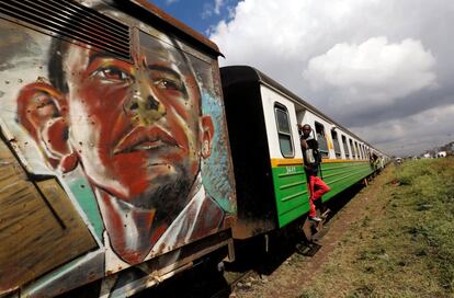 Un retrato del ex presidente de los Estados Unidos, Barack Obama,  pintado en uno de los vagones de un tren de cercanías de Nairobi , durante una jornada de huelga de la Federación de operadores de transporte público en Nairobi ( Kenia).