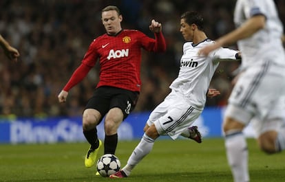 Ronaldo intenta chutar ante Rooney.