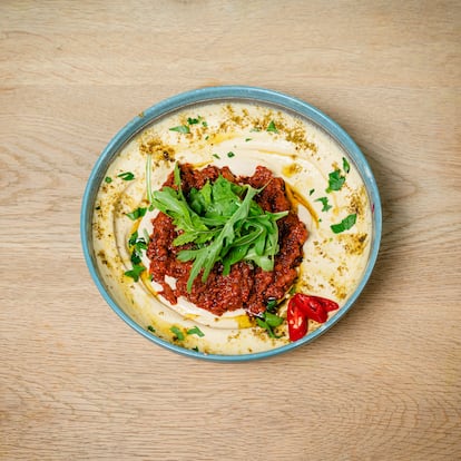 Hummus del día en el restaurante Kanaan, en Berlín.
