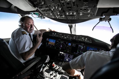 Enrique Piñeyro, filántropo ítalo-argentino, mientras pilota su propio avión para llevar refugiados ucranianos a España desde Polonia.