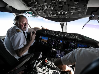 Enrique Piñeyro, filántropo ítalo-argentino, mientras pilota su propio avión para llevar refugiados ucranianos a España desde Polonia.