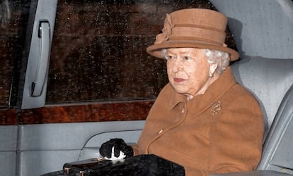 Elizabeth II, na saída do serviço dominical em Sandringham, neste domingo.