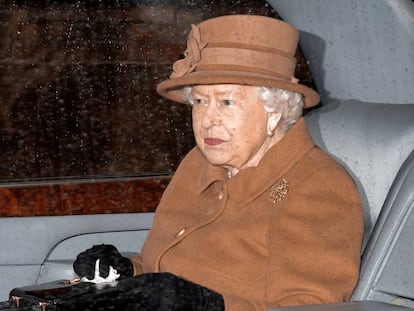 Elizabeth II, na saída do serviço dominical em Sandringham, neste domingo.